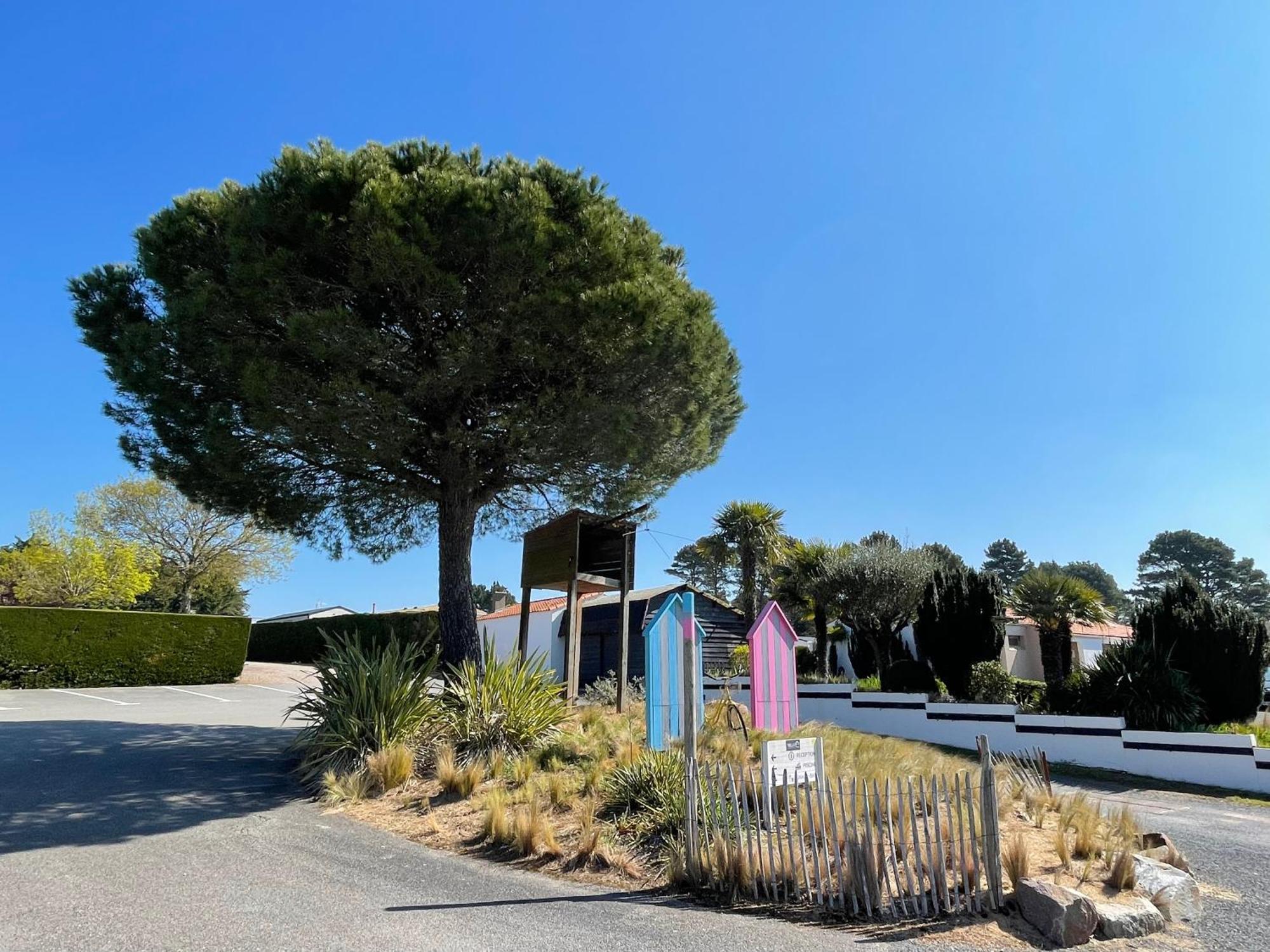 Camping Les Brillas Les Moutiers Екстер'єр фото