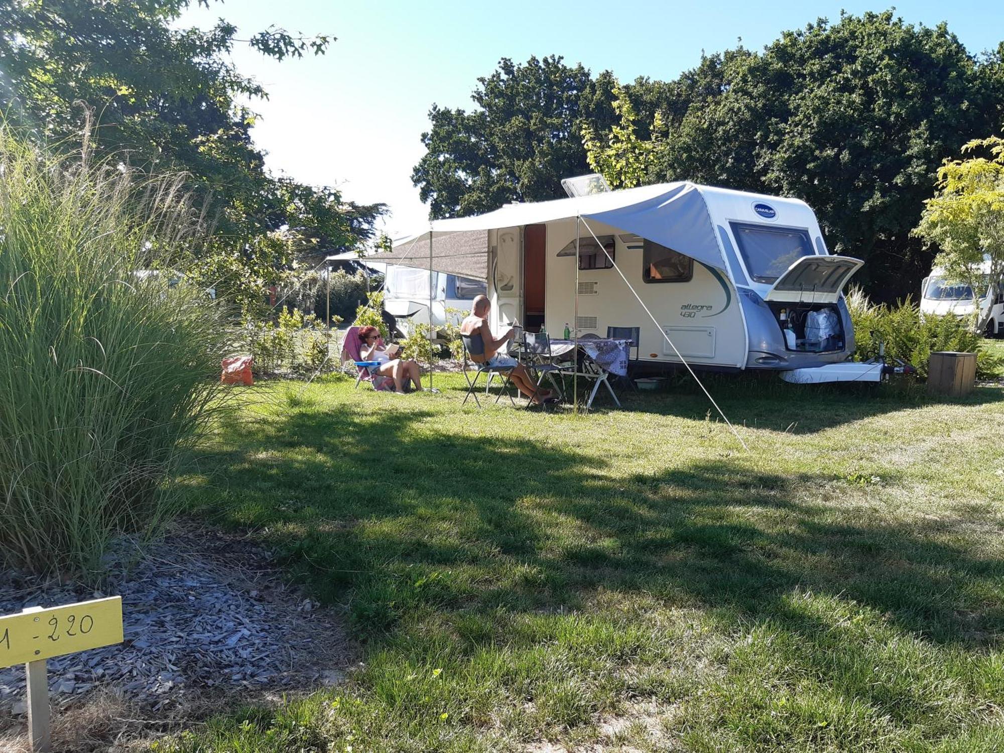 Camping Les Brillas Les Moutiers Екстер'єр фото