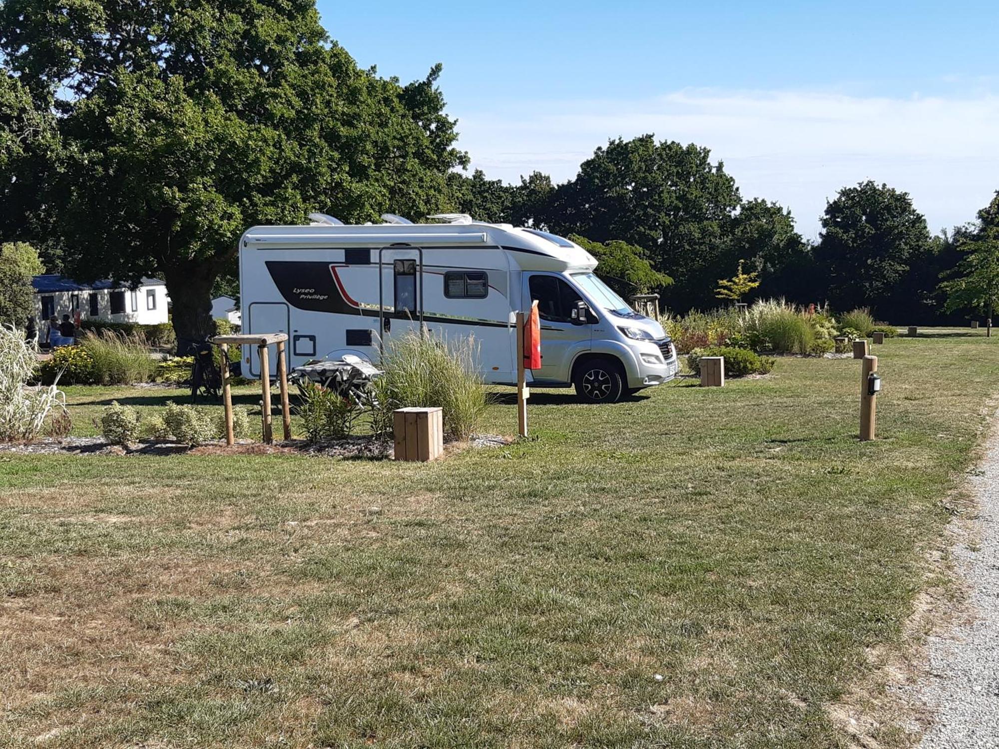 Camping Les Brillas Les Moutiers Екстер'єр фото